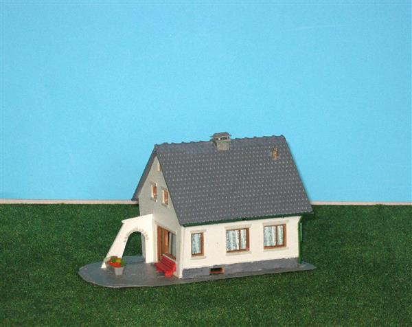 Grote foto huis met rode bank en poort ho h0 nh1329 hobby en vrije tijd h0