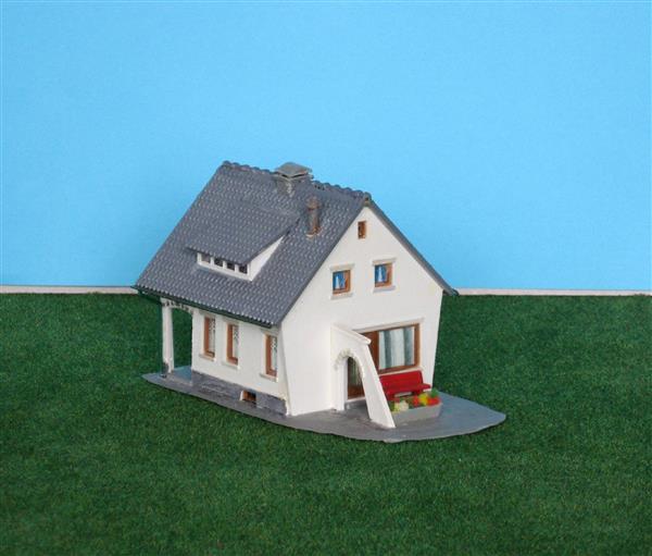 Grote foto huis met rode bank en poort ho h0 nh1329 hobby en vrije tijd h0
