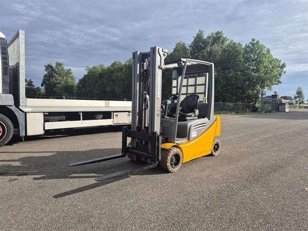 Grote foto jungheinrich efg320 4 wieler elektrisch mast 3f464 3644 uur. agrarisch heftrucks