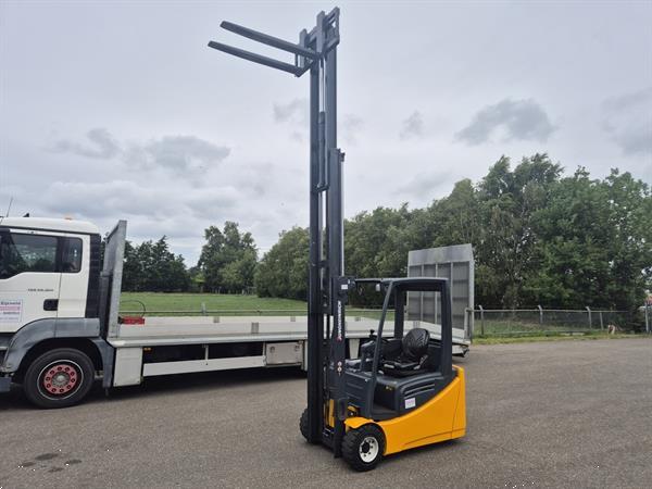 Grote foto jungheinrich efg220 2 ton 3 wieler elektrisch mast 3f450 3074 uur. agrarisch heftrucks