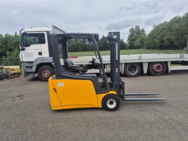 Grote foto jungheinrich efg220 2 ton 3 wieler elektrisch mast 3f450 3074 uur. agrarisch heftrucks