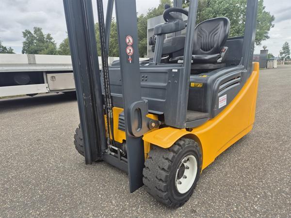 Grote foto jungheinrich efg220 2 ton 3 wieler elektrisch mast 3f450 3074 uur. agrarisch heftrucks