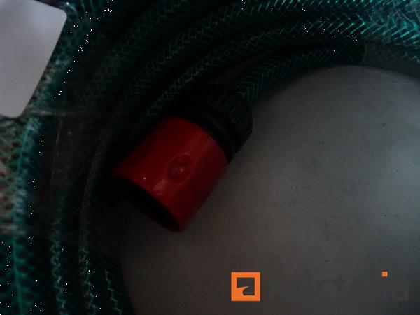 Grote foto tuinslang met zijn multi straalpistool doe het zelf en verbouw gereedschappen en machines