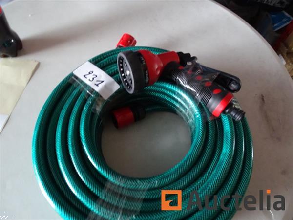 Grote foto tuinslang met zijn multi straalpistool doe het zelf en verbouw gereedschappen en machines