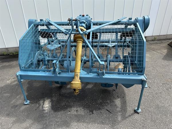 Grote foto imants spitmachine met harkrol agrarisch akkerbouw