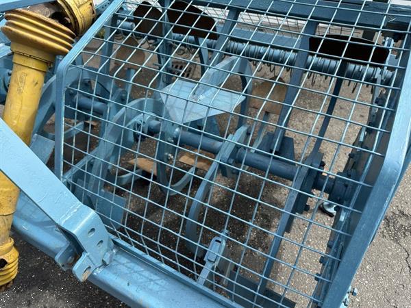 Grote foto imants spitmachine met harkrol agrarisch akkerbouw
