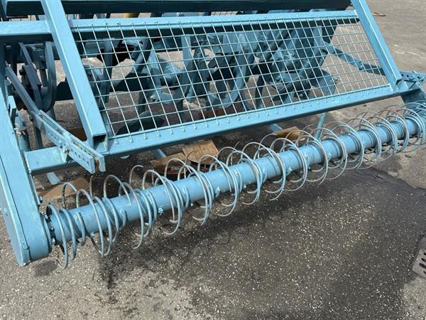 Grote foto imants spitmachine met harkrol agrarisch akkerbouw