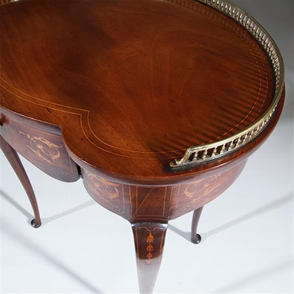 Grote foto niervormig latafeltje klein schrijftafeltje frankrijk ca 1900 met lade inlegwerk en gegoten bronzen antiek en kunst stoelen en banken