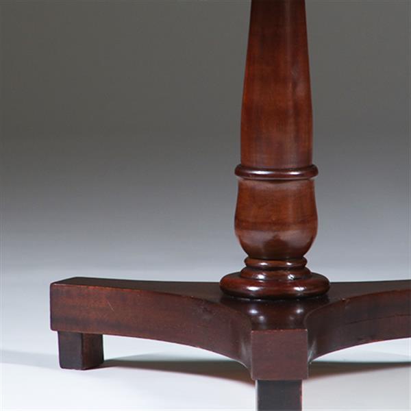 Grote foto ronde biedermeier salontafeltje in mahonie ca. 1830 no.301815 antiek en kunst stoelen en banken