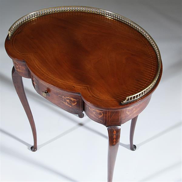 Grote foto niervormig latafeltje klein schrijftafeltje frankrijk ca 1900 met lade inlegwerk en gegoten bronzen antiek en kunst stoelen en banken