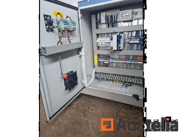 Grote foto geautomatiseerde productiecel modulaire cel met stabli robot en ine doe het zelf en verbouw ijzerwaren en bevestigingsmiddelen