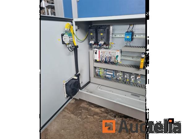Grote foto geautomatiseerde productiecel modulaire cel met stabli robot en ine doe het zelf en verbouw ijzerwaren en bevestigingsmiddelen