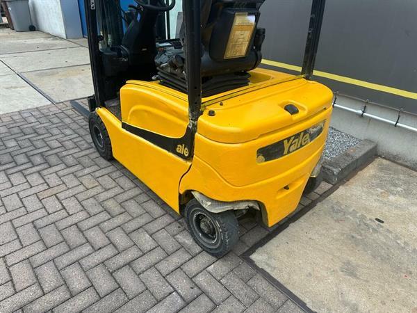 Grote foto vs 22261 elektrische triplex heftruck yale 4560mm sideshift accu2020 agrarisch heftrucks