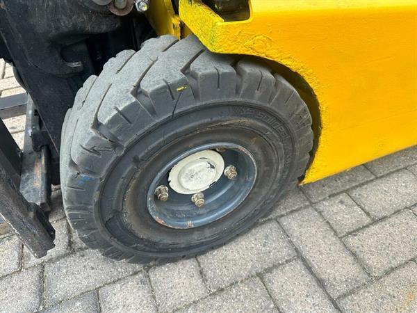 Grote foto vs 22261 elektrische triplex heftruck yale 4560mm sideshift accu2020 agrarisch heftrucks