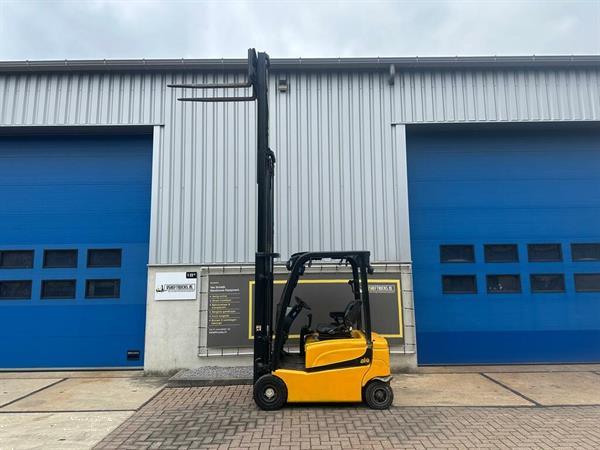 Grote foto vs 22261 elektrische triplex heftruck yale 4560mm sideshift accu2020 agrarisch heftrucks