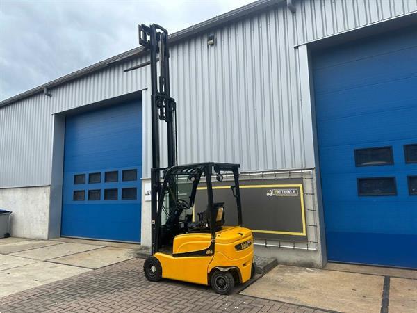 Grote foto vs 22261 elektrische triplex heftruck yale 4560mm sideshift accu2020 agrarisch heftrucks