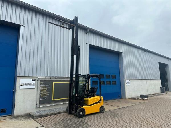 Grote foto vs 22261 elektrische triplex heftruck yale 4560mm sideshift accu2020 agrarisch heftrucks