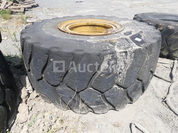 Grote foto bouwmachine band michelin 26.5 r 25 agrarisch wielen
