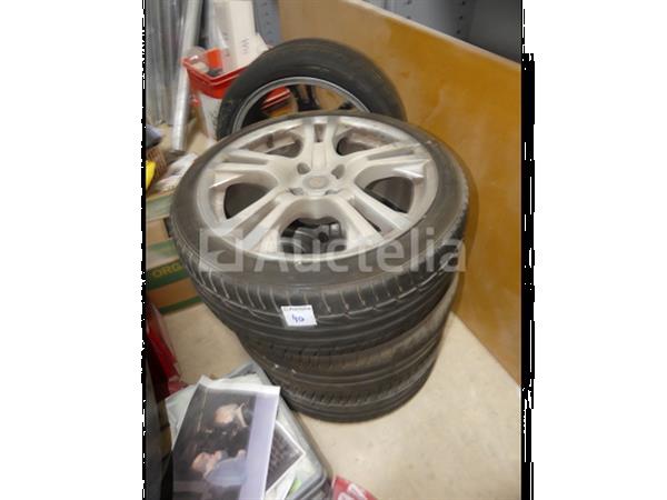 Grote foto set van 4 banden op 4 gaats aluminium velgen semperit 225 40 r18 agrarisch wielen