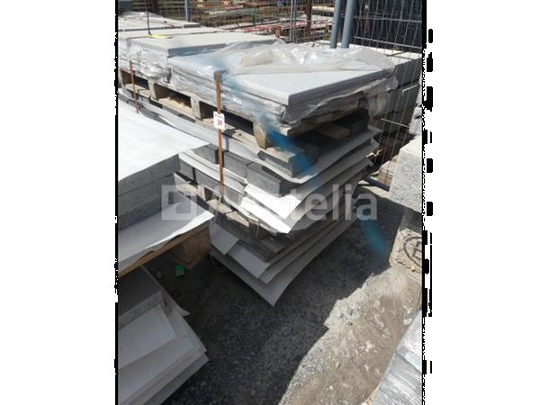 Grote foto diverse betonklinkers evenwicht op de bouwplaats doe het zelf en verbouw onderdelen en accessoires