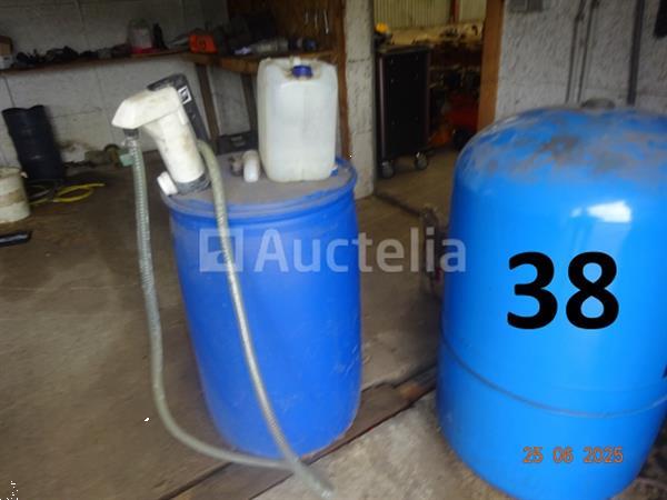 Grote foto de hele kamer inclusief olieblikken met pomp pvc bussen met adblue en pomp 8 riemen a4 papier 250 doe het zelf en verbouw ijzerwaren en bevestigingsmiddelen