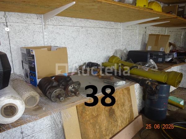 Grote foto de hele kamer inclusief olieblikken met pomp pvc bussen met adblue en pomp 8 riemen a4 papier 250 doe het zelf en verbouw ijzerwaren en bevestigingsmiddelen