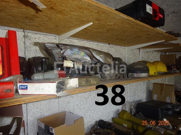 Grote foto de hele kamer inclusief olieblikken met pomp pvc bussen met adblue en pomp 8 riemen a4 papier 250 doe het zelf en verbouw ijzerwaren en bevestigingsmiddelen