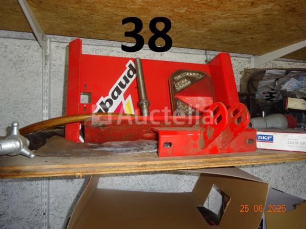 Grote foto de hele kamer inclusief olieblikken met pomp pvc bussen met adblue en pomp 8 riemen a4 papier 250 doe het zelf en verbouw ijzerwaren en bevestigingsmiddelen