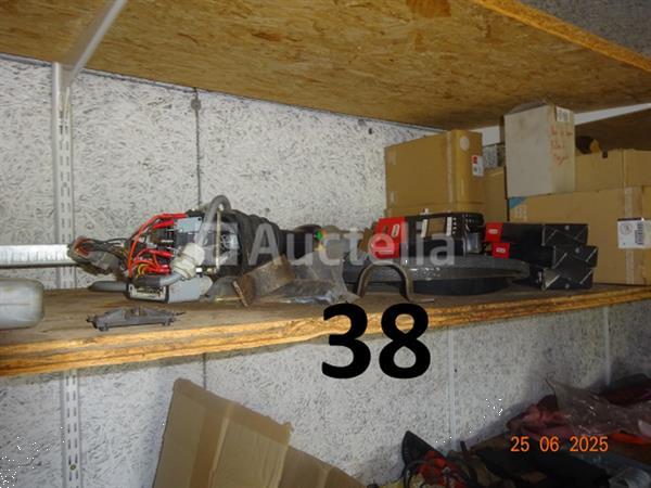 Grote foto de hele kamer inclusief olieblikken met pomp pvc bussen met adblue en pomp 8 riemen a4 papier 250 doe het zelf en verbouw ijzerwaren en bevestigingsmiddelen