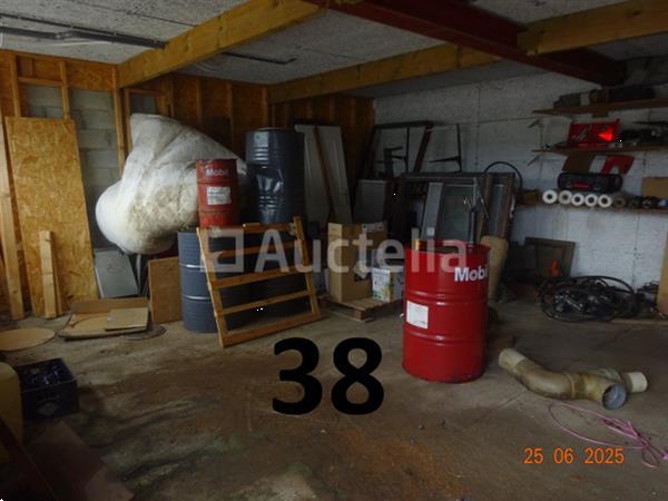 Grote foto de hele kamer inclusief olieblikken met pomp pvc bussen met adblue en pomp 8 riemen a4 papier 250 doe het zelf en verbouw ijzerwaren en bevestigingsmiddelen