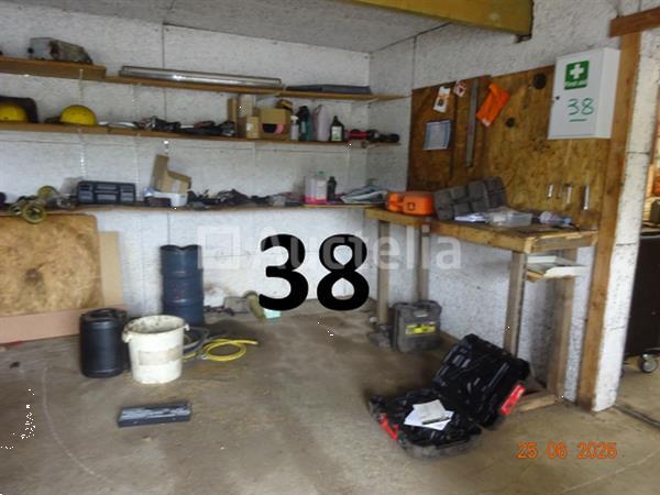 Grote foto de hele kamer inclusief olieblikken met pomp pvc bussen met adblue en pomp 8 riemen a4 papier 250 doe het zelf en verbouw ijzerwaren en bevestigingsmiddelen