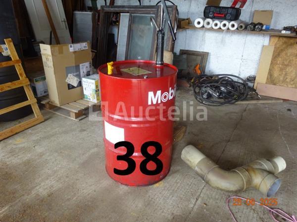 Grote foto de hele kamer inclusief olieblikken met pomp pvc bussen met adblue en pomp 8 riemen a4 papier 250 doe het zelf en verbouw ijzerwaren en bevestigingsmiddelen