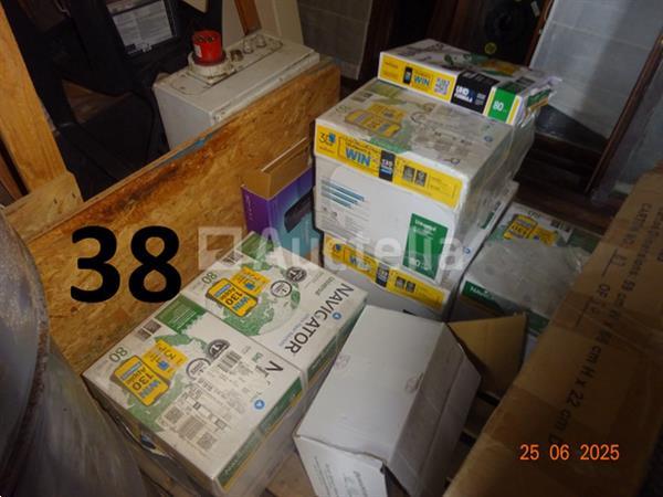 Grote foto de hele kamer inclusief olieblikken met pomp pvc bussen met adblue en pomp 8 riemen a4 papier 250 doe het zelf en verbouw ijzerwaren en bevestigingsmiddelen