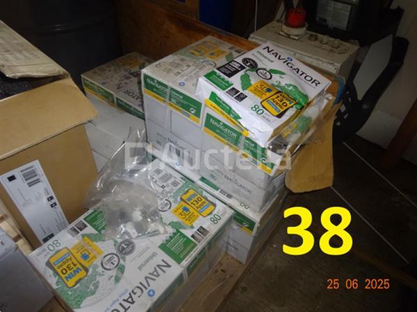 Grote foto de hele kamer inclusief olieblikken met pomp pvc bussen met adblue en pomp 8 riemen a4 papier 250 doe het zelf en verbouw ijzerwaren en bevestigingsmiddelen