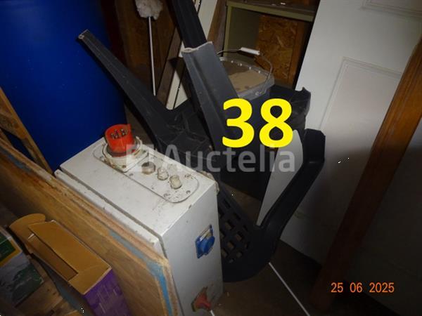 Grote foto de hele kamer inclusief olieblikken met pomp pvc bussen met adblue en pomp 8 riemen a4 papier 250 doe het zelf en verbouw ijzerwaren en bevestigingsmiddelen