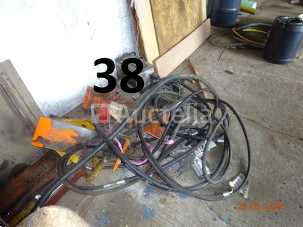Grote foto de hele kamer inclusief olieblikken met pomp pvc bussen met adblue en pomp 8 riemen a4 papier 250 doe het zelf en verbouw ijzerwaren en bevestigingsmiddelen