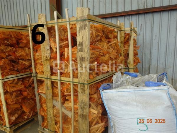 Grote foto 1 rek op pallet met diverse zakken gesneden hout op 1m20 1m 1m hoog doe het zelf en verbouw ijzerwaren en bevestigingsmiddelen