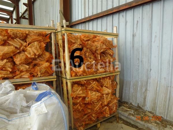 Grote foto 1 rek op pallet met diverse zakken gesneden hout op 1m20 1m 1m hoog doe het zelf en verbouw ijzerwaren en bevestigingsmiddelen