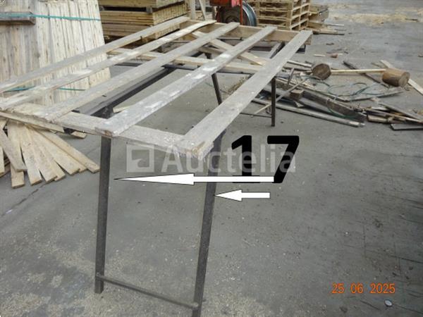 Grote foto 2 metalen schragen met zijn inhoud planken 1 grote werkbank met zes lades en zijn inhoud 1 metal doe het zelf en verbouw ijzerwaren en bevestigingsmiddelen