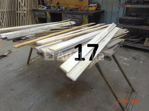 Grote foto 2 metalen schragen met zijn inhoud planken 1 grote werkbank met zes lades en zijn inhoud 1 metal doe het zelf en verbouw ijzerwaren en bevestigingsmiddelen
