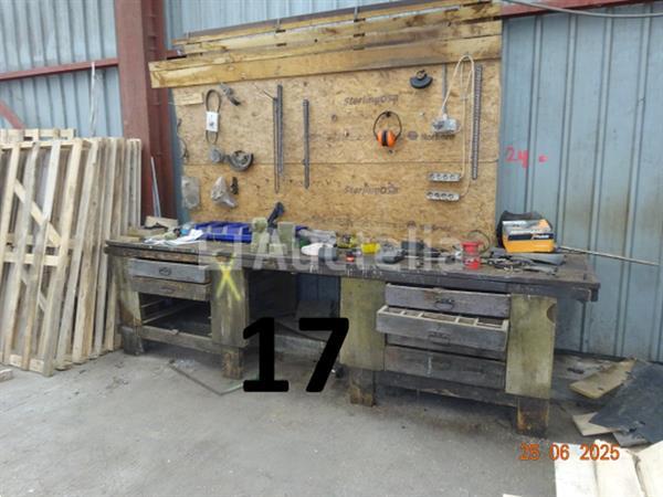 Grote foto 2 metalen schragen met zijn inhoud planken 1 grote werkbank met zes lades en zijn inhoud 1 metal doe het zelf en verbouw ijzerwaren en bevestigingsmiddelen