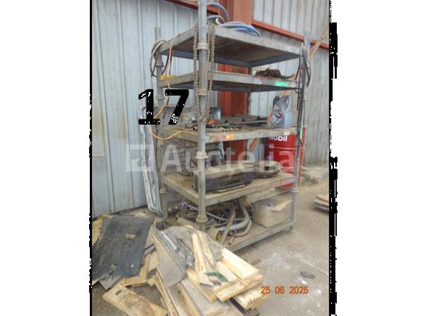 Grote foto 2 metalen schragen met zijn inhoud planken 1 grote werkbank met zes lades en zijn inhoud 1 metal doe het zelf en verbouw ijzerwaren en bevestigingsmiddelen