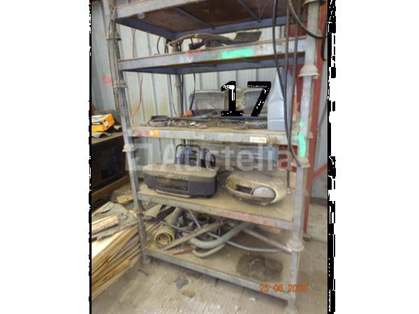 Grote foto 2 metalen schragen met zijn inhoud planken 1 grote werkbank met zes lades en zijn inhoud 1 metal doe het zelf en verbouw ijzerwaren en bevestigingsmiddelen