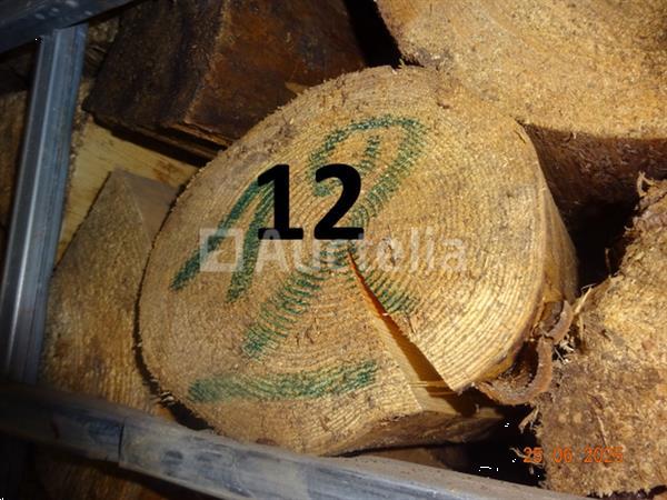 Grote foto de inhoud van twee complete pallets met ijzeren frames d.w.z. brandhout en een aansluitend met een doe het zelf en verbouw ijzerwaren en bevestigingsmiddelen