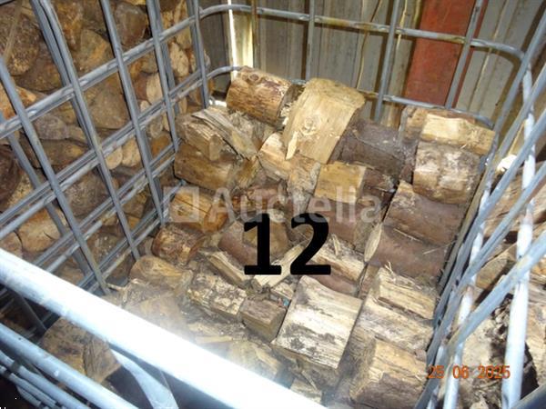 Grote foto de inhoud van twee complete pallets met ijzeren frames d.w.z. brandhout en een aansluitend met een doe het zelf en verbouw ijzerwaren en bevestigingsmiddelen