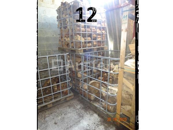 Grote foto de inhoud van twee complete pallets met ijzeren frames d.w.z. brandhout en een aansluitend met een doe het zelf en verbouw ijzerwaren en bevestigingsmiddelen
