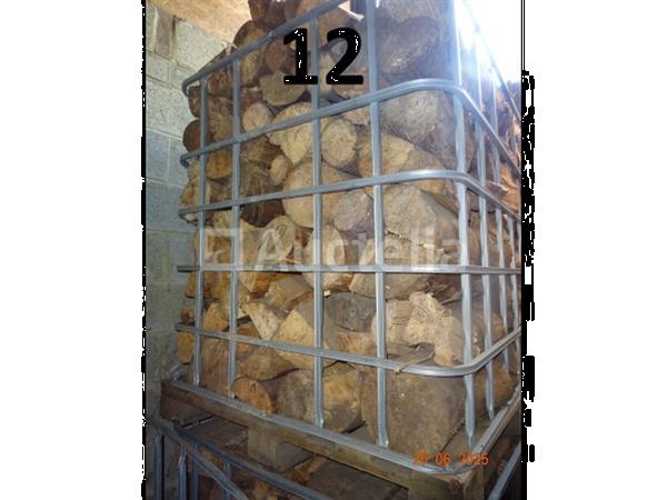 Grote foto de inhoud van twee complete pallets met ijzeren frames d.w.z. brandhout en een aansluitend met een doe het zelf en verbouw ijzerwaren en bevestigingsmiddelen