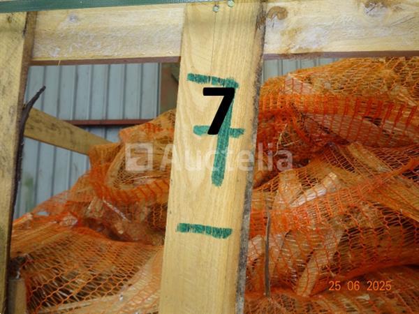 Grote foto 1 rek op pallet met diverse zakken gesneden hout op 1m20 1m 1m hoog doe het zelf en verbouw ijzerwaren en bevestigingsmiddelen
