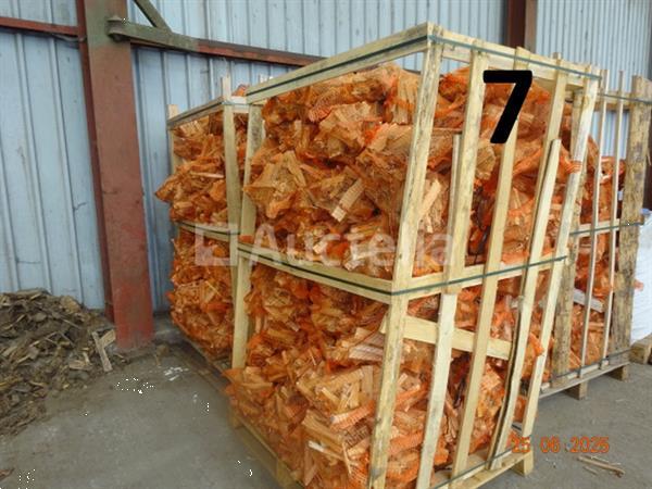 Grote foto 1 rek op pallet met diverse zakken gesneden hout op 1m20 1m 1m hoog doe het zelf en verbouw ijzerwaren en bevestigingsmiddelen