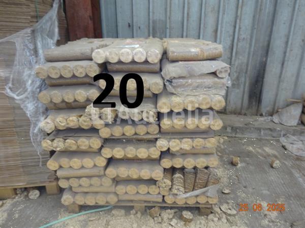 Grote foto de inhoud van 2 pallets houtbriketten in frietjes doe het zelf en verbouw ijzerwaren en bevestigingsmiddelen